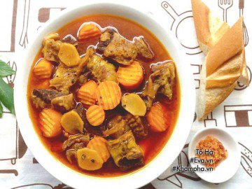 Bò kho nóng hổi vừa thổi vừa ăn