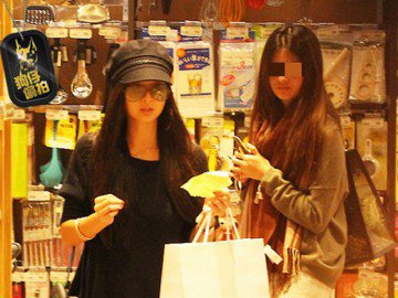 Ngôi sao 24/7: Nữ người mẫu xứ đài 40 bị nhầm là chị gái của con gái vì quá trẻ