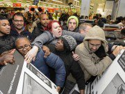 Tin tức - Hãi hùng nhìn lại cảnh người dân chen lấn, đánh nhau mua hàng giảm giá ngày Black Friday