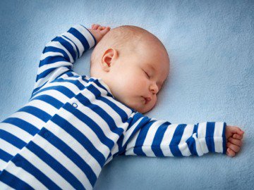 Trẻ 2 tháng tuổi ngủ bao nhiêu là đủ giấc?