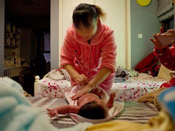 7 dấu hiệu cho thấy người giúp việc chăm trẻ “có vấn đề", mẹ cần phải cảnh giác