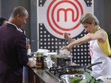 MasterChef VN: Thiếu thời gian, Pha Lê vừa nấu ăn vừa “đọc thần chú