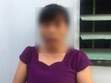 Tôi bủn rủn khi thấy con gái bị cô giáo dùng bình nhựa đánh vào đầu và người