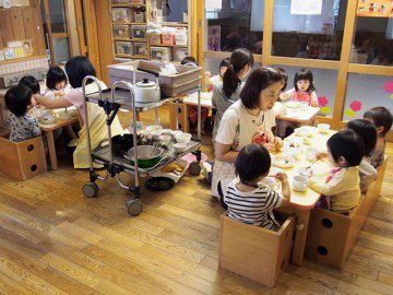 Không phải đánh dằn mặt, đây mới là phản ứng của giáo viên mẫu giáo Nhật khi trẻ nghịch