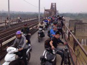 Tin tức - Người dân chen chân trên cầu Long Biên xem gỡ bom ở dưới sông Hồng