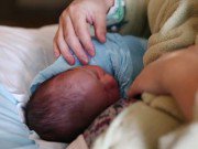 Làm mẹ - Ôm con 8 ngày tuổi ngủ trên ghế, tỉnh dậy mẹ hốt hoảng thấy con ngừng thở