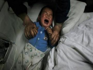 Bé trai nhiễm độc chì nghiêm trọng vì món đồ chơi sơn màu kém chất lượng