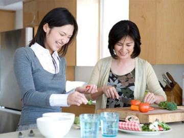 Ra mắt gia đình người yêu dịp cuối năm, làm sao để được bố mẹ chàng yêu quý?