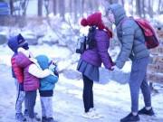 Làng sao - Ốc Thanh Vân và ông xã Trí Rùa hôn nhau trước mặt 3 con giữa trời giá rét Hàn Quốc