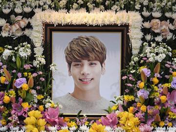 Di ảnh Jonghyun SHINee cười trong nhà tang lễ khiến tất cả mọi người bật khóc