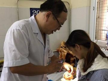 Mẹ nhỏ sữa, bà nhỏ nước cốt chanh chữa đau mắt cho trẻ và lời cảnh báo từ chuyên gia