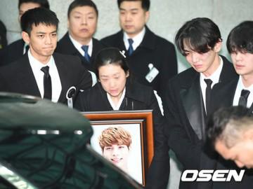 Đám tang Jonghyun SHINee: Những gương mặt kìm nén tiếng nấc nghẹn ngào