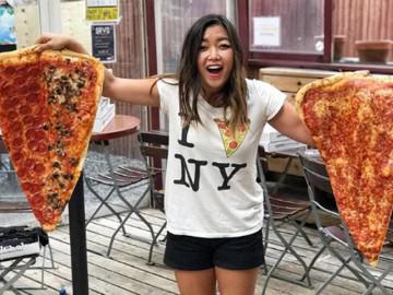 Sốt xình xịch món pizza "khổng lồ" to bằng tấm thảm, giá 240 nghìn/miếng