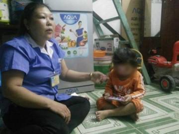 Sang trường mới, bé gái bị bảo mẫu bạo hành tại Mầm Xanh tiếp tục bị bầm tím người