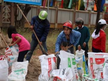 Ảnh: Già trẻ cuống cuồng chống bão Tembin, cặp đôi ra biển chụp ảnh cưới