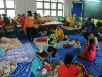 Chùm ảnh: Hàng trăm người dân Cần Giờ sơ tán trước giờ bão số 16 đổ bộ