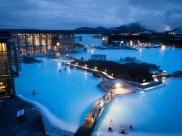 "Viên ngọc xanh" Blue Lagoon giữa mênh mông tuyết trắng