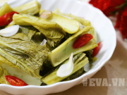 Bếp Eva - Những mẹo cực hay giữ cho dưa cải muối chua luôn vàng giòn không bị khú