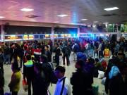 Tin tức - Ngày làm việc cuối cùng năm 2017: Người dân hối hả rời về quê, bến xe bắt đầu chật kín