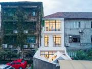 Nhà đẹp - Ngỡ ngàng nhà 3 tầng trắng muốt đẹp như tranh “nổi bần bật” giữa dãy phố cổ kính