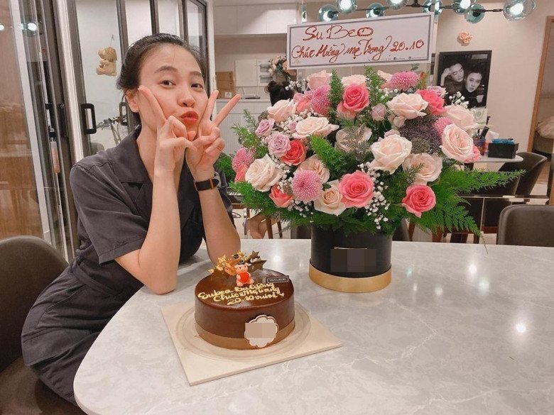 Đàm Thu Trang chụp ảnh bên bánh kem và hoa mà Subeo gửi tặng.