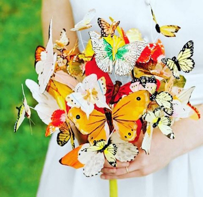 Bó hoa từ bươm bướm chắc chắn sẽ làm rung động trái tim của bất cứ cô gái nào trong ngày đám cưới.
