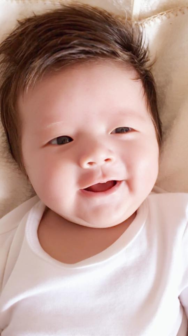 Fanpage Elly's Babies mà nữ diễn viên lập để đăng tải ảnh hai con đến nay đã thu hút hơn 700.000 lượt like.
