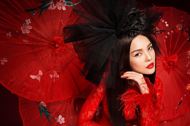Nữ diễn viên Dương Cẩm Lynh chọn nhiều kiểu áo dài khác nhau để xuất hiện ấn tượng trong bộ ảnh Tết.

