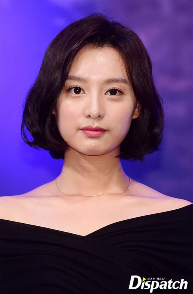 Kim Tae Hee trẻ hơn nhiều tuổi khi để tóc ngắn.
