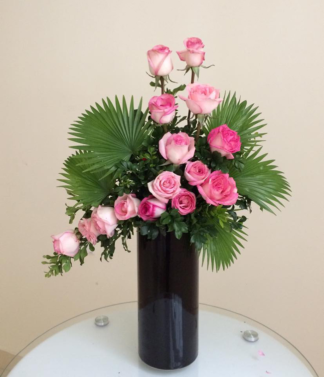 Vào ngày Quốc tế Phụ nữ, chị Hạnh chọn cắm hoa hồng - biểu tượng của tình yêu.

