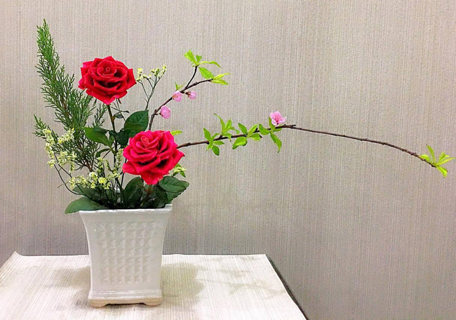 Chị Lan Phương thường hay cắm theo phong cách Ikebana. Chỉ từ một vài cành hoa nhưng để hoàn thiện lại tốn nhiều tâm sức tạo dáng.
