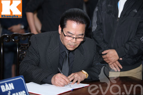 Bí thư Đinh La Thăng đến viếng NS Trần Lập - 3