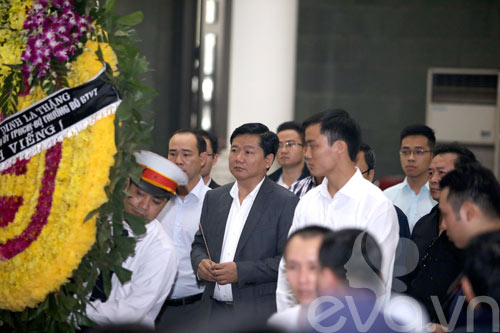 Bí thư Đinh La Thăng đến viếng NS Trần Lập - 6