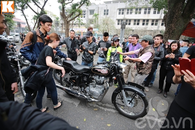 Chiếc xe motor của cựu Thủ lĩnh Bức Tường cũng được mang tới để tham gia tiễn đưa anh.
