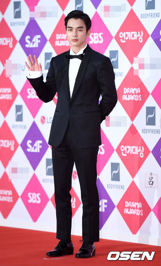 Không có Jeon Ji Hyun, Lee Min Ho tái ngộ amp;#34;tình cũamp;#34; trên thảm đỏ - 14