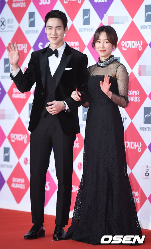 Không có Jeon Ji Hyun, Lee Min Ho tái ngộ amp;#34;tình cũamp;#34; trên thảm đỏ - 15