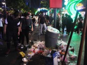 Tin tức - "Biển người" xối "biển rác" sau đêm giao thừa ở Sài Gòn