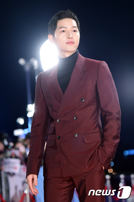 Song Hye Kyo xinh như công chúa, Song Joong Ki bảnh bao hớp hồn fan - 5