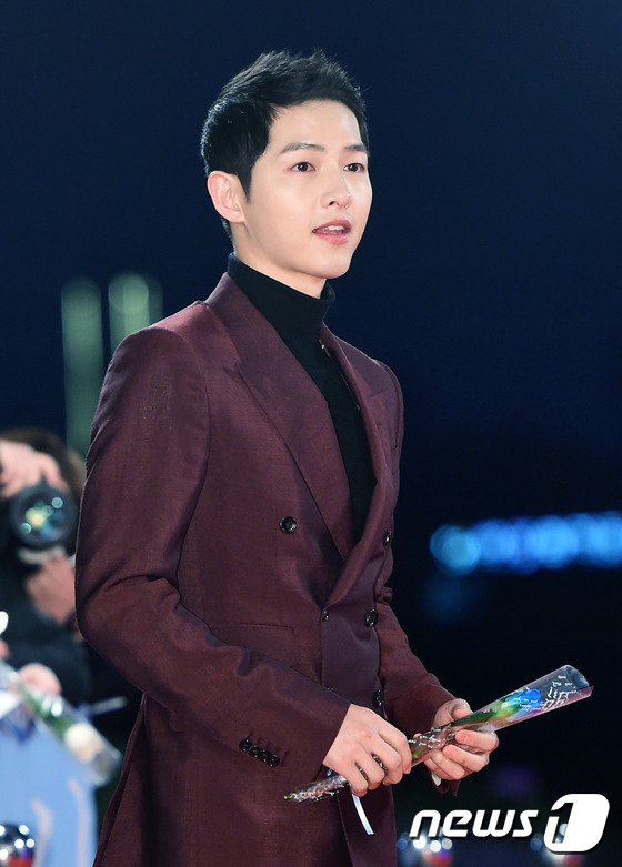 Song Hye Kyo xinh như công chúa, Song Joong Ki bảnh bao hớp hồn fan - 6
