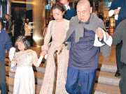 Làng sao - Tỷ phú Hongkong chống gậy đưa "vợ đáng tuổi cháu" đi mua sắm