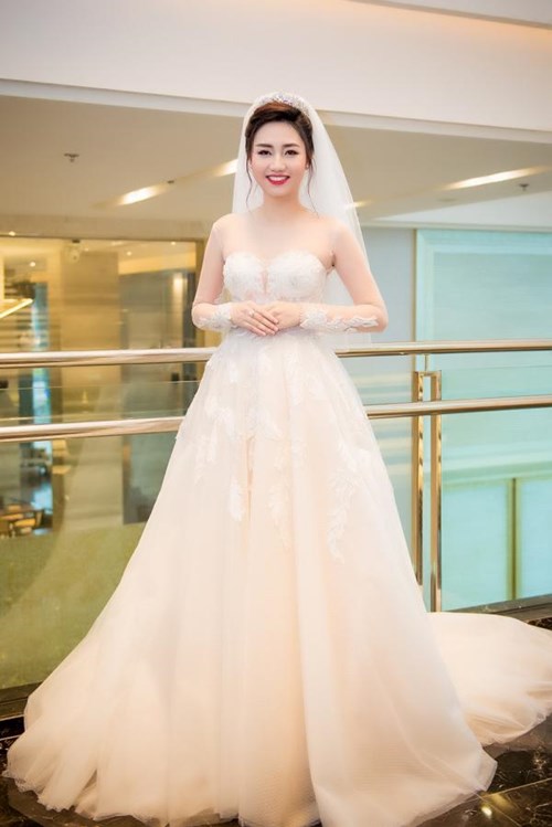 Váy cưới của cô dâu thích khác người khiến quan khách dễ giật mình thon thót