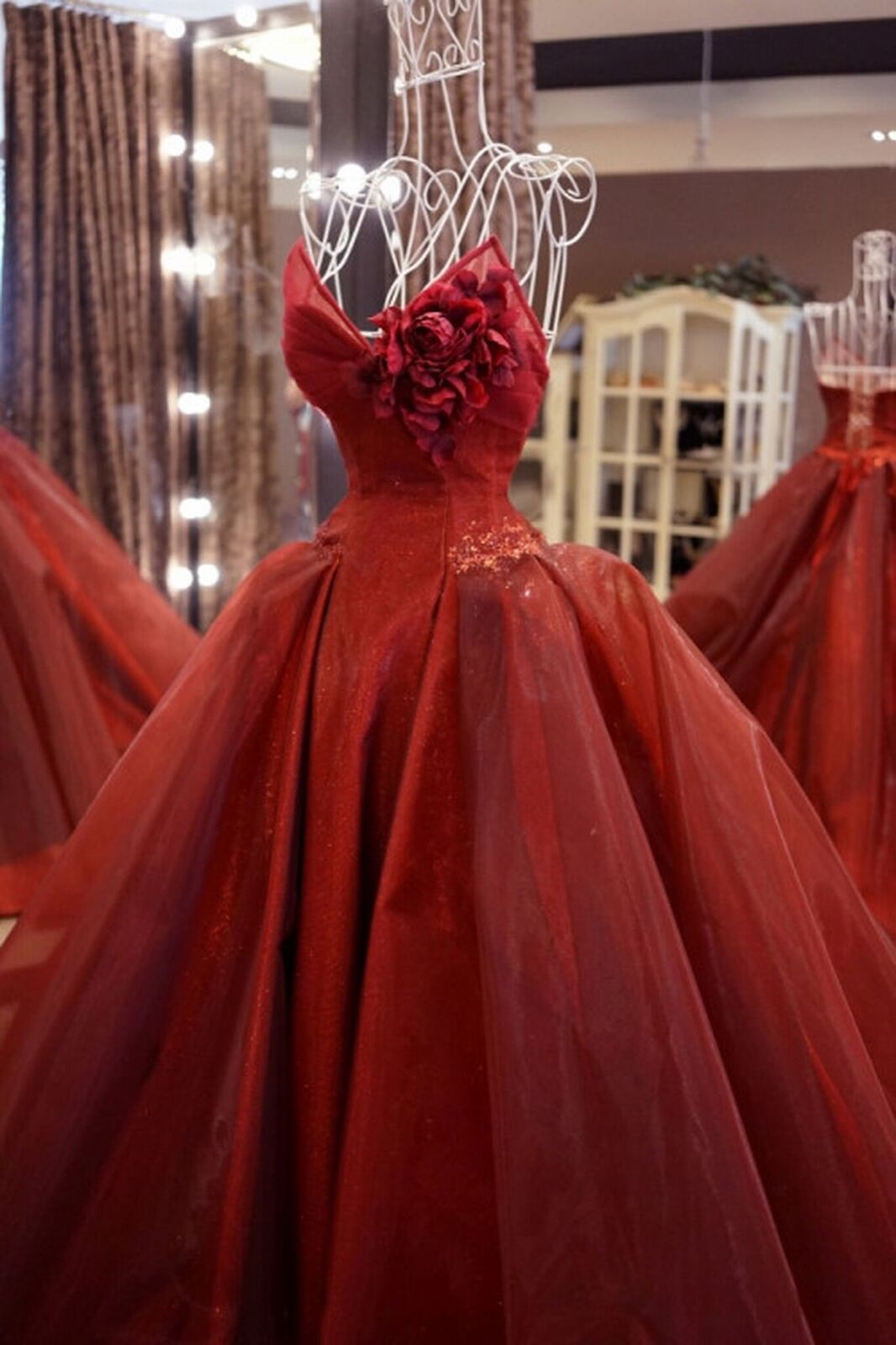 Đinh Ngọc Diệp khoe vòng 1 nõn nà với váy cưới đỏ rực