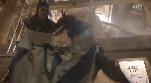 Hwarang tập 5: Go Ara tim đập loạn khi lỡ thấy amp;#34;anh hờamp;#34; cởi áo - 3