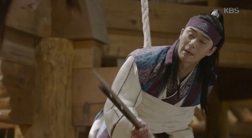 Hwarang tập 5: Go Ara tim đập loạn khi lỡ thấy amp;#34;anh hờamp;#34; cởi áo - 4