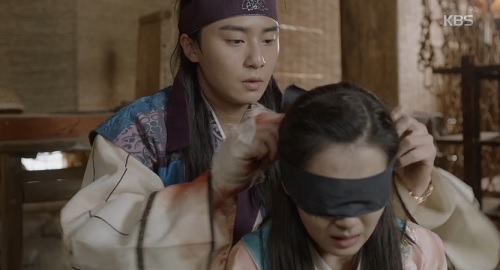 Hwarang tập 5: Go Ara tim đập loạn khi lỡ thấy amp;#34;anh hờamp;#34; cởi áo - 5