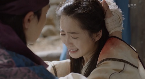 Hwarang tập 5: Go Ara tim đập loạn khi lỡ thấy amp;#34;anh hờamp;#34; cởi áo - 6