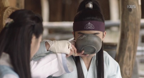 Hwarang tập 5: Go Ara tim đập loạn khi lỡ thấy amp;#34;anh hờamp;#34; cởi áo - 9