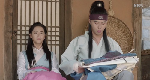 Hwarang tập 5: Go Ara tim đập loạn khi lỡ thấy amp;#34;anh hờamp;#34; cởi áo - 1