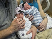 Làm mẹ - Cặp song sinh chào đời cách nhau 1 năm, lý do khiến ai cũng "ngã ngửa"