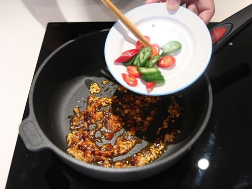 Ngao xào cay cho chị em mê ăn vặt - 4